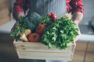 Feira com legumes, frutas e verduras na porta de casa