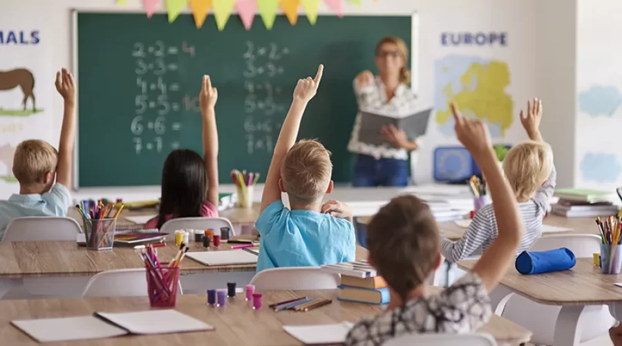 Inflação acelera para 0,83% em fevereiro, setor de educação lidera alta