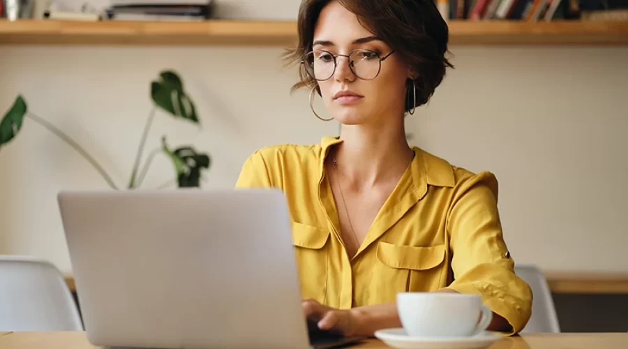 Mulheres lideram preferência por home office e modelo híbrido, revelam estudos